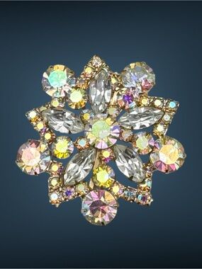 Vintage Unmarked Aurora Borealis Rhinestone Flower/Star Brooch